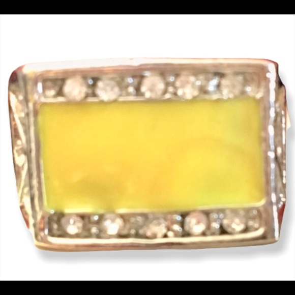 🔥BEAUTIFUL Yellow Statement Ring🔥
NWT🏷
SZ 5 1/2 - Picture 2 of 10